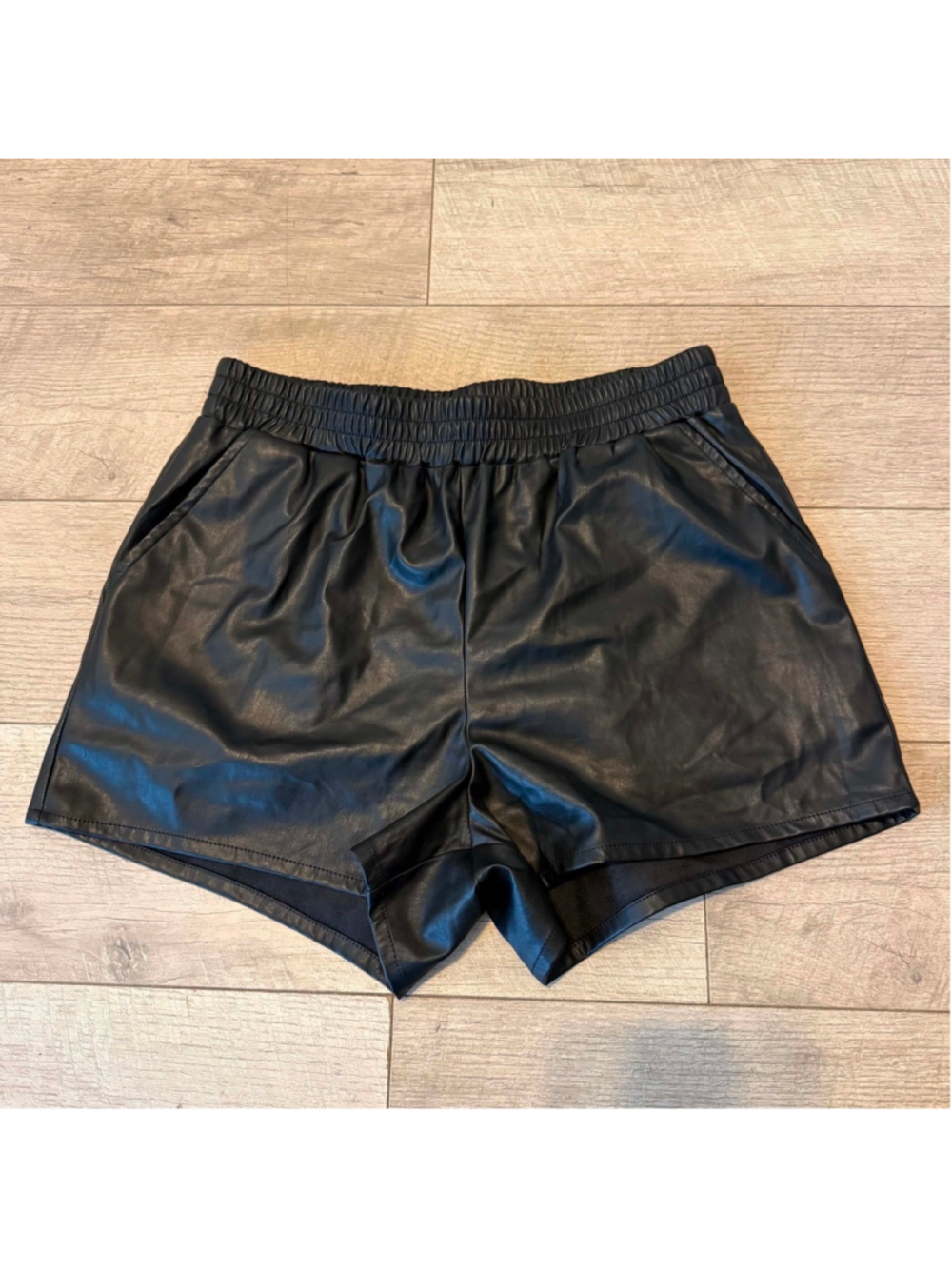 Women's Shinesdar Black Faux Leather High Waist Shorts M